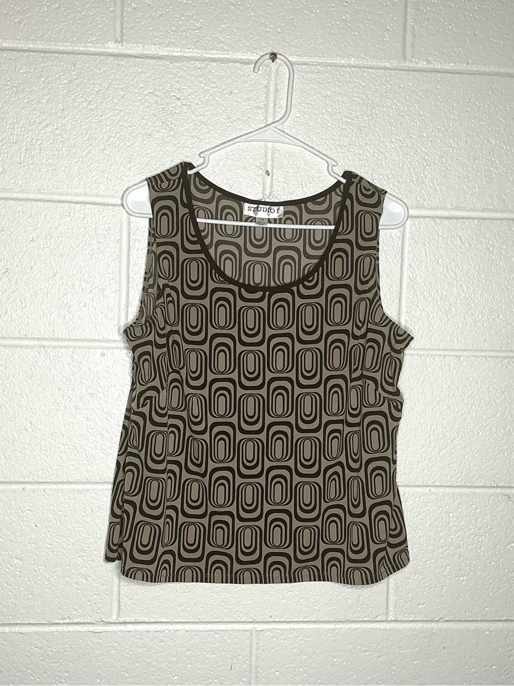 < Vintage Studio I Retro Geometric Pattern Tank Top >